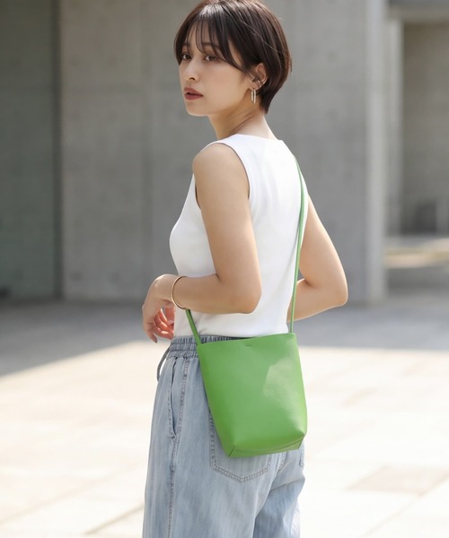 STYLE DELI(スタイルデリ)の「大きめサコッシュ風ななめ掛けバッグ(ショルダーバッグ・レディース・グリーン/ホワイト・FREE)」の7枚目の写真