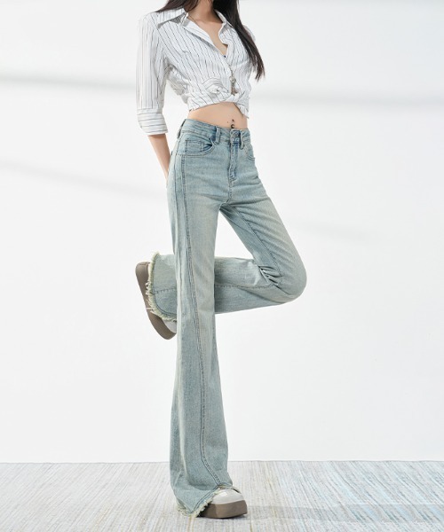 AMAJI（アマジ）の「フリンジヘム ハイウエスト フレアデニムパンツ（デニムパンツ・レディース・ライトブルー・SMALL/MEDIUM/LARGE/X-LARGE）」の2枚目の写真