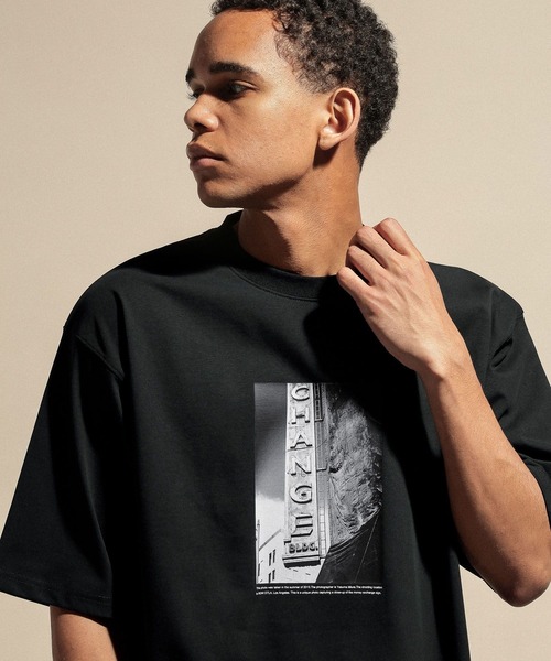 NUMERALS（ヌメラルズ）の「[NUMERALS]PHOTO PRINT SHORT SLEEVE T-SHIRT（Tシャツ/カットソー・メンズ・その他1/ホワイト/ブラック・LARGE/MEDIUM）」の3枚目の写真