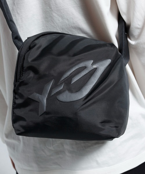Y-3（ワイスリー）の「Y-3 PADDED CROSSBODY（ボディバッグ/ウエストポーチ・メンズ・ブラック×グレー・ONE SIZE）」の3枚目の写真