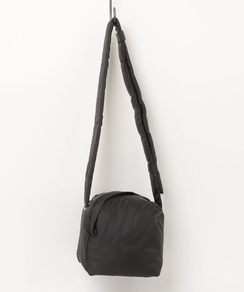 Y-3（ワイスリー）の「Y-3 PADDED CROSSBODY（ボディバッグ/ウエストポーチ・メンズ・ブラック×グレー・ONE SIZE）」の4枚目の写真