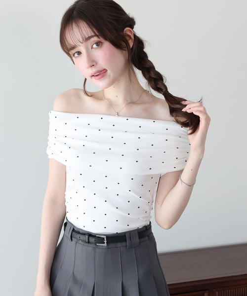 BLUEEAST(ブルーイースト)の「ドットオフショルダーカットソー(Tシャツ/カットソー・レディース・ホワイト/ブラック/ブラウン・MEDIUM)」の1枚目の写真