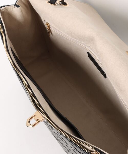 CHARLES & KEITH(チャールズ & キース)の「Connie コニー キルテッド ショルダーバッグ(ショルダーバッグ・レディース・ブラック・L)」の7枚目の写真