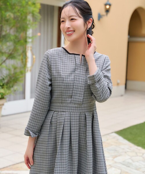 Tiaclasse(ティアクラッセ)の「【大きいサイズ】【安めぐみさん着用】チェック柄ワンピース(ワンピース・レディース・ホワイト系/グレー系/グレー系1・XXL/XL)」の13枚目の写真