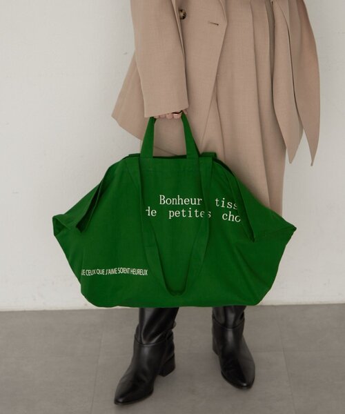 LOUNGEDRESS(ラウンジドレス)の「【GALENA/ガレナ】@kuuu_ldコラボ|ビッグ2WAYロゴトートバッグ(トートバッグ・レディース・ベージュ/グリーン・FREE)」の2枚目の写真