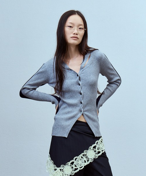 THINGS THAT MATTER(シングス ザット マター)の「WAVY FRONT CUTOUT RIB CARDIGAN / ウェイビーフロントカットアウトリブカーディガン(カーディガン/ボレロ・レディース・ブラック/グレー/サックスブルー・FREE)」の5枚目の写真