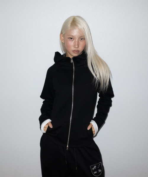 CHICKS(チックス)の「ソリXCHICKS ワンマイル スリムフィット ジップアップパーカー ブラック(パーカー・レディース・ブラック・ONE SIZE)」の4枚目の写真