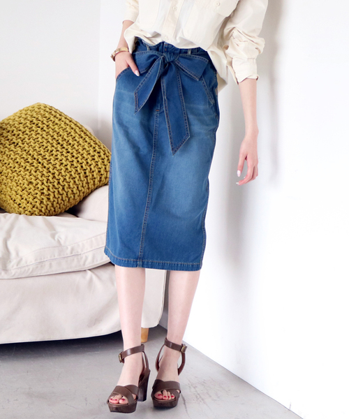 N.（N. Natural Beauty Basic）（エヌエヌナチュラルビューティーベーシック）の「【Ray4月号掲載】【追加生産】ベルト付きデニムタイトスカート（デニムスカート・レディース・ネイビー/ブルー・MEDIUM/SMALL）」の2枚目の写真