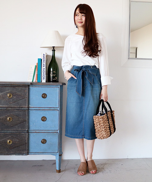 N.（N. Natural Beauty Basic）（エヌエヌナチュラルビューティーベーシック）の「【Ray4月号掲載】【追加生産】ベルト付きデニムタイトスカート（デニムスカート・レディース・ネイビー/ブルー・MEDIUM/SMALL）」の17枚目の写真