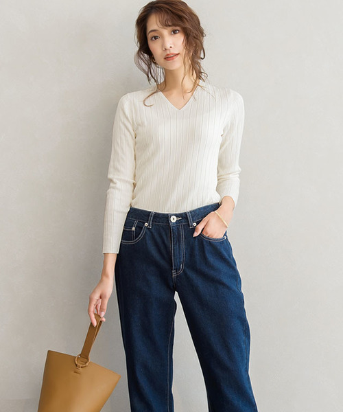 Pierrot（ピエロ）の「●UVカット＆お家で洗えるVネック長袖ウォッシャブルリブニット（ニット/セーター・レディース・ベージュ/グリーン系その他/ネイビー/ライトブルー/ピンク系その他/オフホワイト/ブラウン/ワインレッド/グレー/杢グレー/ブラック/ブルー系その他/マスタード/キャメル/ブルー/バーガンディー/ピンク系その他2/ピンク/ライトベージュ/ピンク系その他4/イエロー/パープル/グリーン/モカ/ピンク系その他3/シルバーグレー/ブルー系その他2/パープル系その他/ミント/ブルー系その他3/ピンク系その他5/ブラウン系その他2/ブルー系その他4/ブラウン系その他/ブラック系その他/グレー系その他・L/M/LL）」の2枚目の写真