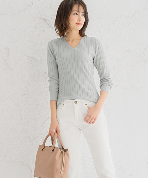 Pierrot（ピエロ）の「●UVカット＆お家で洗えるVネック長袖ウォッシャブルリブニット（ニット/セーター・レディース・ベージュ/グリーン系その他/ネイビー/ライトブルー/ピンク系その他/オフホワイト/ブラウン/ワインレッド/グレー/杢グレー/ブラック/ブルー系その他/マスタード/キャメル/ブルー/バーガンディー/ピンク系その他2/ピンク/ライトベージュ/ピンク系その他4/イエロー/パープル/グリーン/モカ/ピンク系その他3/シルバーグレー/ブルー系その他2/パープル系その他/ミント/ブルー系その他3/ピンク系その他5/ブラウン系その他2/ブルー系その他4/ブラウン系その他/ブラック系その他/グレー系その他・L/M/LL）」の6枚目の写真