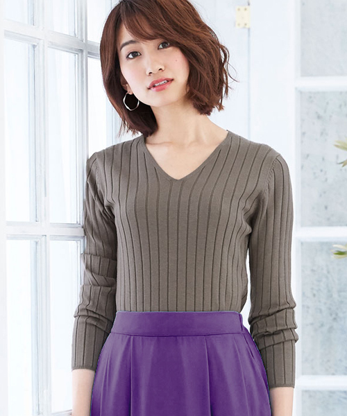 Pierrot（ピエロ）の「●UVカット＆お家で洗えるVネック長袖ウォッシャブルリブニット（ニット/セーター・レディース・ベージュ/グリーン系その他/ネイビー/ライトブルー/ピンク系その他/オフホワイト/ブラウン/ワインレッド/グレー/杢グレー/ブラック/ブルー系その他/マスタード/キャメル/ブルー/バーガンディー/ピンク系その他2/ピンク/ライトベージュ/ピンク系その他4/イエロー/パープル/グリーン/モカ/ピンク系その他3/シルバーグレー/ブルー系その他2/パープル系その他/ミント/ブルー系その他3/ピンク系その他5/ブラウン系その他2/ブルー系その他4/ブラウン系その他/ブラック系その他/グレー系その他・L/M/LL）」の10枚目の写真