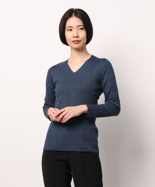 Pierrot（ピエロ）の「●UVカット＆お家で洗えるVネック長袖ウォッシャブルリブニット（ニット/セーター・レディース・ベージュ/グリーン系その他/ネイビー/ライトブルー/ピンク系その他/オフホワイト/ブラウン/ワインレッド/グレー/杢グレー/ブラック/ブルー系その他/マスタード/キャメル/ブルー/バーガンディー/ピンク系その他2/ピンク/ライトベージュ/ピンク系その他4/イエロー/パープル/グリーン/モカ/ピンク系その他3/シルバーグレー/ブルー系その他2/パープル系その他/ミント/ブルー系その他3/ピンク系その他5/ブラウン系その他2/ブルー系その他4/ブラウン系その他/ブラック系その他/グレー系その他・L/M/LL）」の8枚目の写真