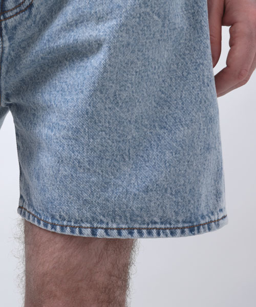 Denime（ドゥニーム）の「CONE MILS DENIM デニムリラックスショートパンツ（デニムパンツ・メンズ・インディゴブルー/ケミカルウォッシュ・SMALL/LARGE/MEDIUM）」の13枚目の写真