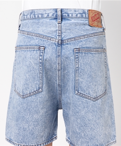 Denime（ドゥニーム）の「CONE MILS DENIM デニムリラックスショートパンツ（デニムパンツ・メンズ・インディゴブルー/ケミカルウォッシュ・SMALL/LARGE/MEDIUM）」の14枚目の写真