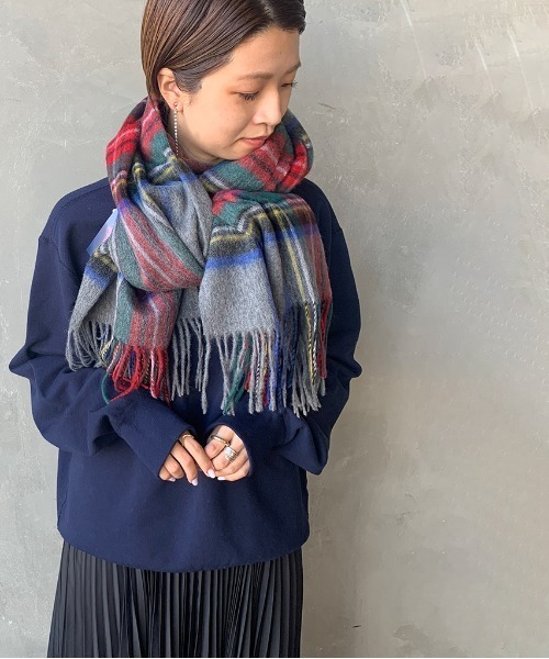 TWEED MILL（ツイードミル）の「[TWEED MILL/ツイードミル] 70×190 大判ウールストール（ストール/ショール・レディース・ネイビー/ライトブラウン/シルバーグレー/ホワイト×ブラック/ブルー系その他/キャメル/レッド系その他/チェック/レッド系その他2/ブラウン系その他/チャコールグレー/ブラック系その他/グレー系その他/ホワイト系その他/グレー系その他2/グレー系その他3/グレー系その他4/イエロー×ブラック/ブラウン系その他2/レッド系その他3/ブラック/ベージュ/オレンジ/グリーン系その他/ロイヤルブルー/ベージュ系その他/ブラウン系その他3/グリーン系その他3/グリーン系その他2/ラベンダー・F）」の8枚目の写真