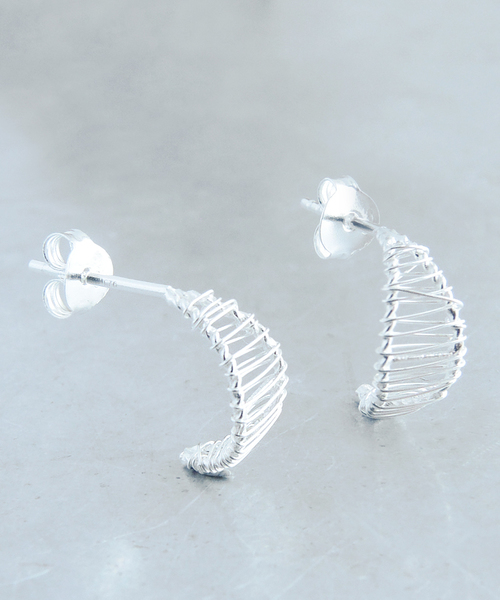 TONE SELECT GOODS（トーンセレクトグッズ）の「【925 SILVER ACC】ワイヤームーンピアスSV925(OG)（ピアス（両耳用）・レディース・シルバー/ゴールド・FREE）」の2枚目の写真