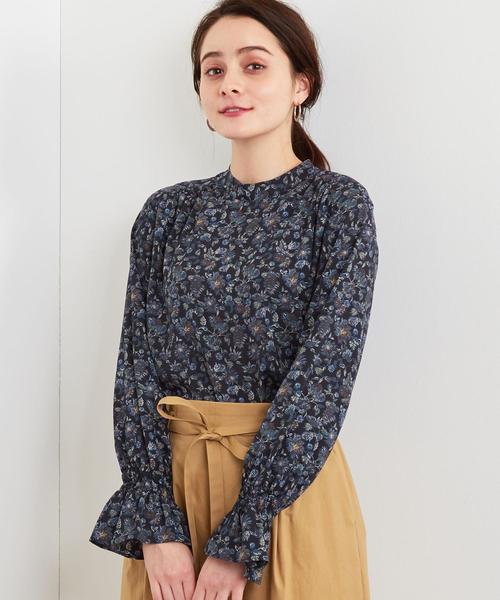 green label relaxing(グリーンレーベルリラクシング)の「CFC フラワー プリント シャーリング カフス ブラウス(シャツ/ブラウス・レディース・イエロー/ネイビー・FREE)」の1枚目の写真