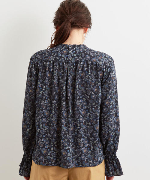 green label relaxing(グリーンレーベルリラクシング)の「CFC フラワー プリント シャーリング カフス ブラウス(シャツ/ブラウス・レディース・イエロー/ネイビー・FREE)」の3枚目の写真