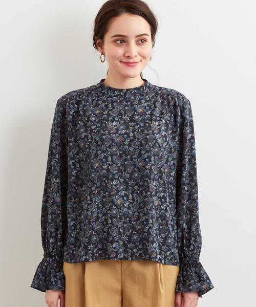 green label relaxing(グリーンレーベルリラクシング)の「CFC フラワー プリント シャーリング カフス ブラウス(シャツ/ブラウス・レディース・イエロー/ネイビー・FREE)」の4枚目の写真