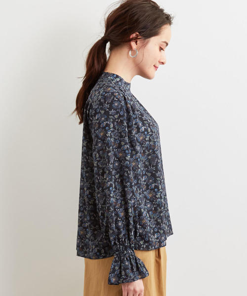 green label relaxing(グリーンレーベルリラクシング)の「CFC フラワー プリント シャーリング カフス ブラウス(シャツ/ブラウス・レディース・イエロー/ネイビー・FREE)」の5枚目の写真