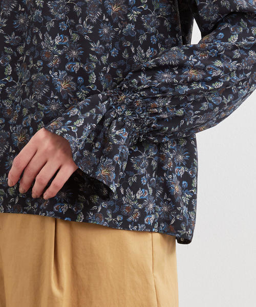 green label relaxing(グリーンレーベルリラクシング)の「CFC フラワー プリント シャーリング カフス ブラウス(シャツ/ブラウス・レディース・イエロー/ネイビー・FREE)」の13枚目の写真