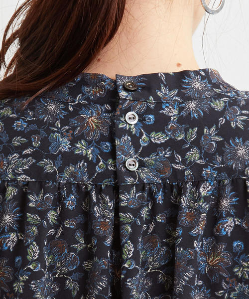 green label relaxing(グリーンレーベルリラクシング)の「CFC フラワー プリント シャーリング カフス ブラウス(シャツ/ブラウス・レディース・イエロー/ネイビー・FREE)」の15枚目の写真