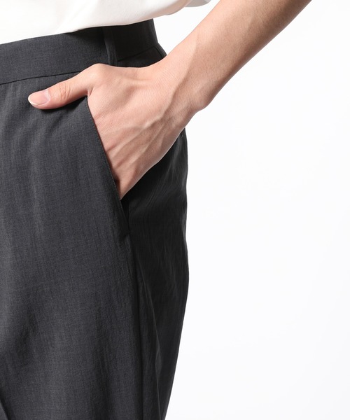 ADAM ET ROPE'(アダムエロペ)の「【EVALET】ドライタッチ クロップドスラックス(スラックス・メンズ・チャコールグレー/ベージュ系その他/ネイビー・S/M/L/XS/X-SMALL)」の11枚目の写真