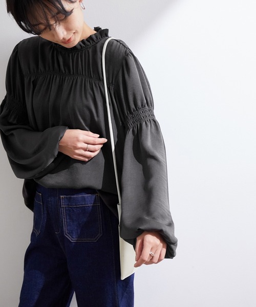 ADAM ET ROPE'(アダムエロペ)の「【WEB限定】スパンサテンシャーリングブラウス(シャツ/ブラウス・レディース・チャコールグレー/オフホワイト・FREE)」の2枚目の写真