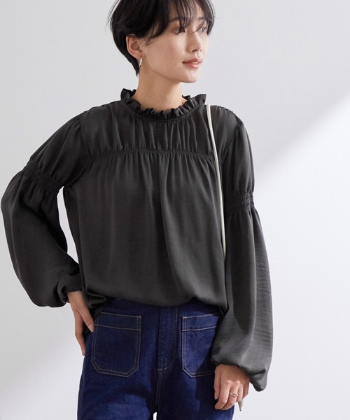 ADAM ET ROPE'(アダムエロペ)の「【WEB限定】スパンサテンシャーリングブラウス(シャツ/ブラウス・レディース・チャコールグレー/オフホワイト・FREE)」の4枚目の写真