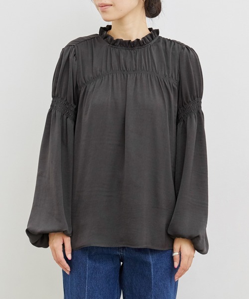 ADAM ET ROPE'(アダムエロペ)の「【WEB限定】スパンサテンシャーリングブラウス(シャツ/ブラウス・レディース・チャコールグレー/オフホワイト・FREE)」の5枚目の写真