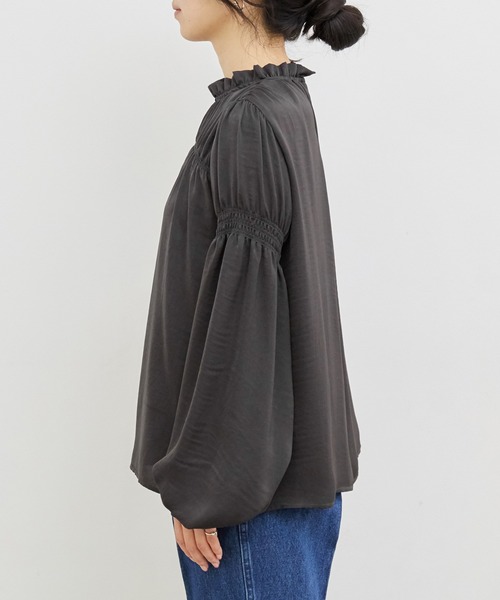 ADAM ET ROPE'(アダムエロペ)の「【WEB限定】スパンサテンシャーリングブラウス(シャツ/ブラウス・レディース・チャコールグレー/オフホワイト・FREE)」の6枚目の写真