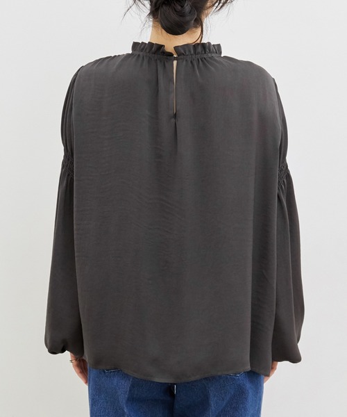 ADAM ET ROPE'(アダムエロペ)の「【WEB限定】スパンサテンシャーリングブラウス(シャツ/ブラウス・レディース・チャコールグレー/オフホワイト・FREE)」の7枚目の写真