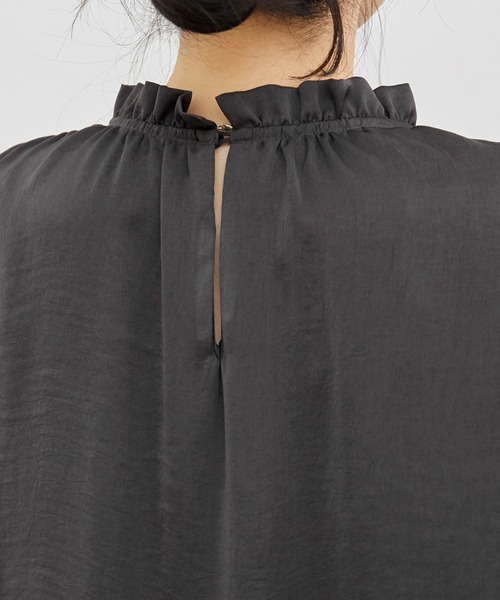 ADAM ET ROPE'(アダムエロペ)の「【WEB限定】スパンサテンシャーリングブラウス(シャツ/ブラウス・レディース・チャコールグレー/オフホワイト・FREE)」の9枚目の写真