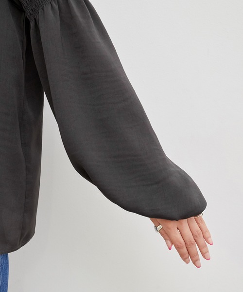 ADAM ET ROPE'(アダムエロペ)の「【WEB限定】スパンサテンシャーリングブラウス(シャツ/ブラウス・レディース・チャコールグレー/オフホワイト・FREE)」の10枚目の写真