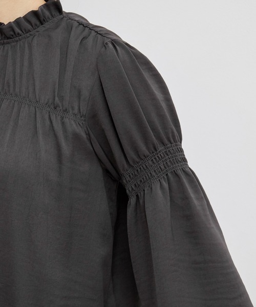 ADAM ET ROPE'(アダムエロペ)の「【WEB限定】スパンサテンシャーリングブラウス(シャツ/ブラウス・レディース・チャコールグレー/オフホワイト・FREE)」の11枚目の写真