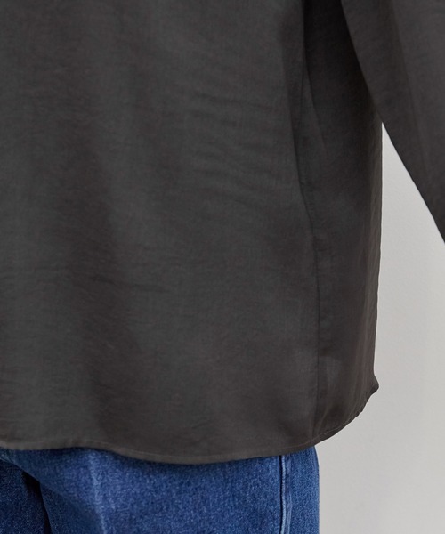 ADAM ET ROPE'(アダムエロペ)の「【WEB限定】スパンサテンシャーリングブラウス(シャツ/ブラウス・レディース・チャコールグレー/オフホワイト・FREE)」の12枚目の写真