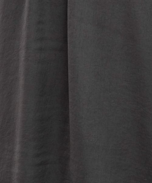 ADAM ET ROPE'(アダムエロペ)の「【WEB限定】スパンサテンシャーリングブラウス(シャツ/ブラウス・レディース・チャコールグレー/オフホワイト・FREE)」の13枚目の写真