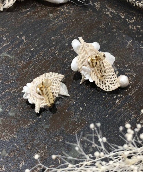 m.soeur（エムスール）の「コットンパールと布花のイヤリング＊（イヤリング・レディース・ベージュ・FREE）」の4枚目の写真