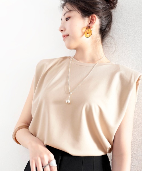 classicalelf（クラシカルエルフ）の「滑らかシルキータッチ。華奢感、ショルダーパッドトップス（Tシャツ/カットソー・レディース・アイボリー/ブラック/グレイッシュベージュ・MEDIUM/LARGE/X-LARGE）」の7枚目の写真