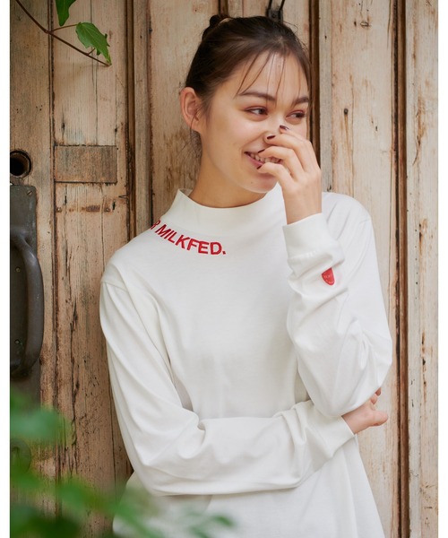 MILKFED.（ミルクフェド）の「EMBROIDERED LOGO HIGH NECK TOP（Tシャツ/カットソー・レディース・ホワイト/ライトブルー/ブラック/ベージュ/ネイビー・ONE SIZE）」の2枚目の写真