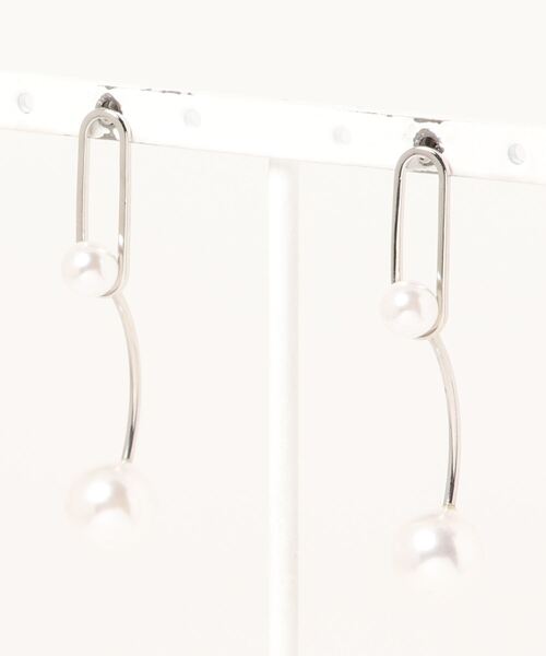 earth music&ecology(アースミュージックアンドエコロジー)の「スイングカーブパールピアス *(ピアス(両耳用)・レディース・シルバー/ゴールド・FREE)」の2枚目の写真
