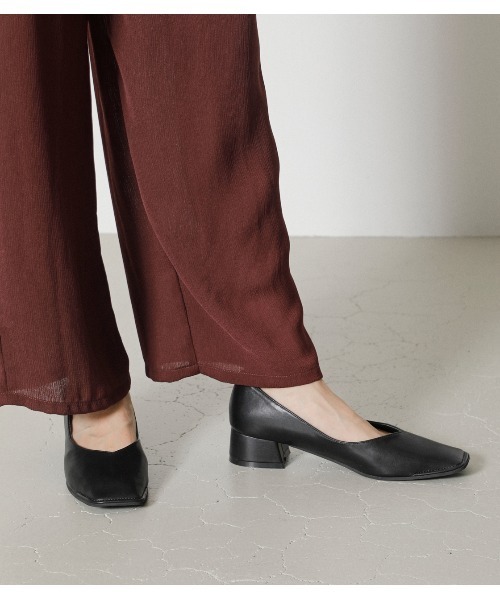 AZUL by moussy(アズールバイマウジー)の「SQUARE FLAT PUMPS/スクエアフラットパンプス(パンプス・レディース・マジェンタ/ブラック・LARGE/SMALL/MEDIUM)」の2枚目の写真