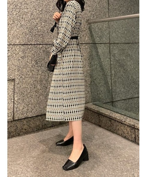 AZUL by moussy(アズールバイマウジー)の「SQUARE FLAT PUMPS/スクエアフラットパンプス(パンプス・レディース・マジェンタ/ブラック・LARGE/SMALL/MEDIUM)」の4枚目の写真