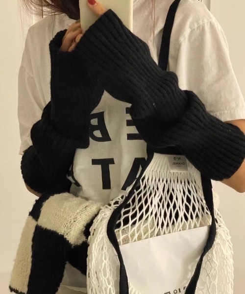 Didot.showroom(ディドット ショールーム)の「リブニットアームウォーマー(アームカバー・レディース・ブラック/アイボリー/ブラウン/グレー/グリーン/モカ/イエロー/ミント/ピンク・FREE)」の3枚目の写真