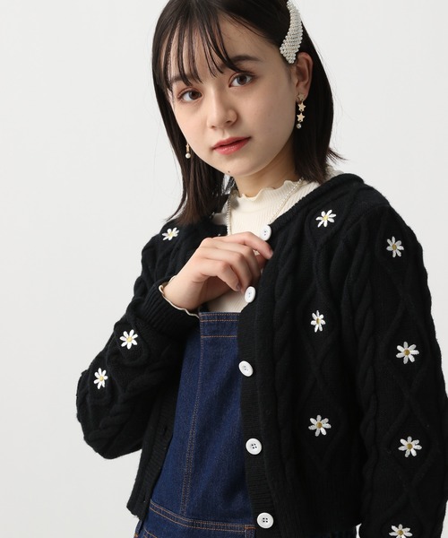 repipi armario(レピピ アルマリオ)の「【おうち洗濯可】ハナシシュウカーディガン(カーディガン/ボレロ・キッズ・ホワイト/アイボリー/ブラック・LARGE/SMALL/MEDIUM)」の3枚目の写真