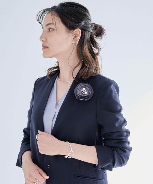 green label relaxing（グリーンレーベルリラクシング）の「フラットフラワー コサージュ（ブローチ/コサージュ・レディース・ライトグレー/ブラック/モカ/ナチュラル・FREE）」の5枚目の写真