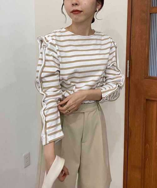 CAPRICIEUX LE'MAGE(カプリシューレマージュ)の「ボーダーフリル袖Tシャツ(Tシャツ/カットソー・レディース・ブラック/ベージュ/ブルー・FREE)」の1枚目の写真