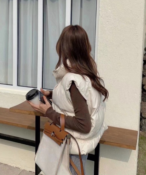 me+em select（ミームセレクト）の「※※【 ５color 】ハイネックヘムギャザーエコダウンベスト（ベスト・レディース・ベージュ/ブラック/ブルー/ホワイト/グリーン・FREE）」の21枚目の写真