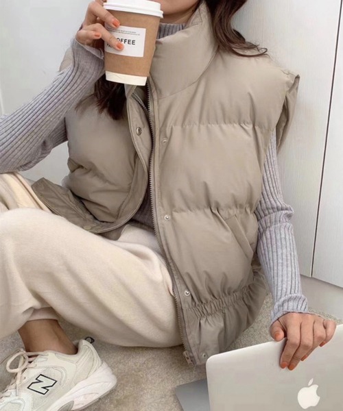 me+em select（ミームセレクト）の「※※【 ５color 】ハイネックヘムギャザーエコダウンベスト（ベスト・レディース・ベージュ/ブラック/ブルー/ホワイト/グリーン・FREE）」の9枚目の写真